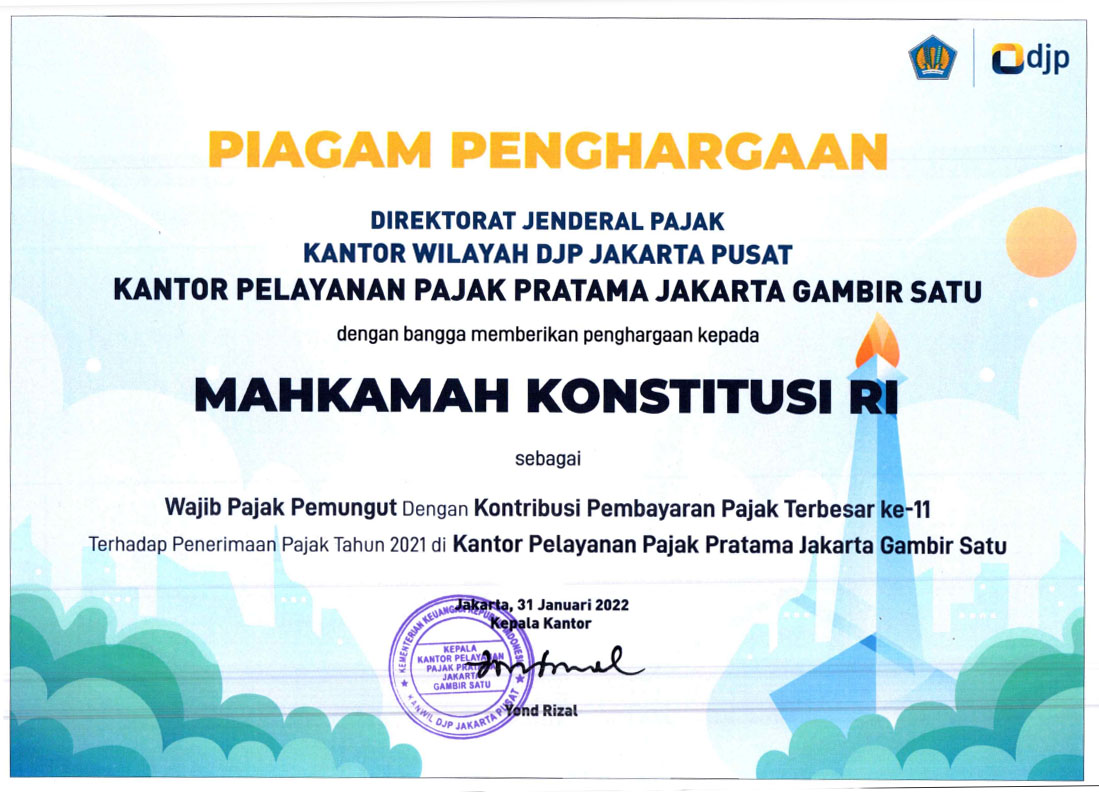 Piagam Penghargaan dari Kepala KPP Pratama Jakarta Gambir I kepada Mahkamah Konstitusi sebagai Wajib Pajak Pemungut Dengan Kontribusi Pembayaran Pajak Terbesar ke -11 Terhadap Penerimaan Pajak Tahun 2021 di Kantor Pelayanan Pajak Pratama Jakarta Gambir I